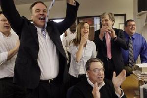 Milwaukee Journal Sentinel reporter Raquel Rutledge, center, celebrates in the newsroom after hearing she was awarded the Pulitzer Prize for local reporting Monday, April 12, 2010 at the paper in Milwaukee, Wis.(Agencies)