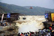 朱朝輝[中國第一個駕機車成功飛躍黃河的人]