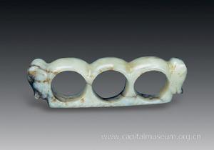 雙獸首三孔玉器