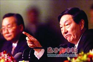 朱鎔基在人民大會堂會見採訪九屆全國人大三次會議的中外記者並回答記者提出的問題。