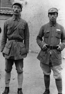 （圖）孫毅將軍（左）1940年于山西