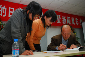 《隨訪連戰的日子》作者劉衛兵為讀者簽名。