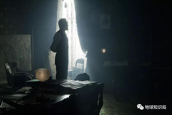 窗外有擁護者，也有反對者，還有刺客