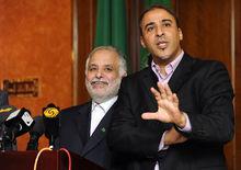 馬哈茂迪(左)與卡扎菲發言人穆薩&middot;易卜拉欣