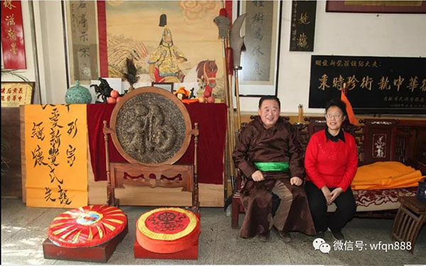 他是乾隆七世孫,長得像溥儀,保留皇帝扳指,還曾率族人關外祭祖