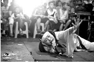 叮叮貓”胡興蓮哭喪時，常有一些特別的動作，下跪、匍匐在地甚至爬向靈前等，增強現場效果。