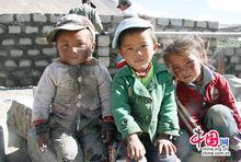 2011年洛扎縣扎日鄉拉隆村的孩子