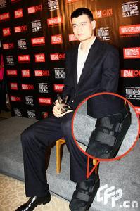 （圖）姚明帶傷出席時尚活動