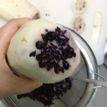 將糯米填入蓮藕中