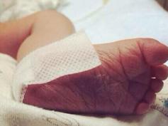 吳京在個人微博曬出愛子小腳丫照片