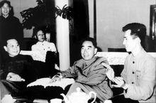 周恩來總理和齊燕銘（左）聽取匯報