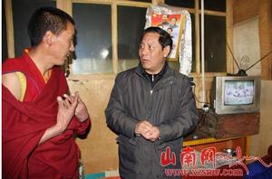 多托在僧人宿舍了解電視收視情況
