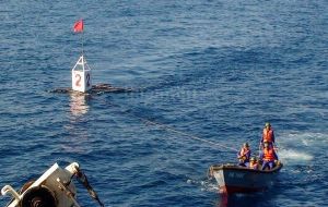 越南軍隊出動將浮標拖走