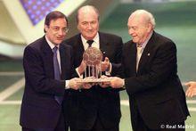 2000年，斯蒂法諾（右）接過“20世紀最佳俱樂部”獎盃