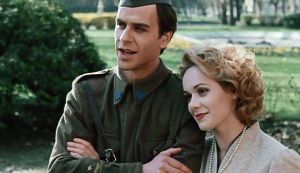 持玫瑰花的軍官 持玫瑰花的軍官