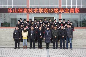 就業工作創四方,畢業留影永紀念