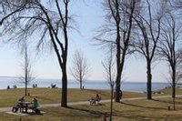 大學門前的安大略湖