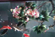 絲綢[用蠶絲或人造絲純織或交織而成的織品總稱]