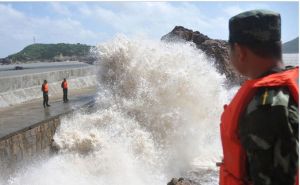 受颱風“蘇拉”影響，邊防官兵正在危險區域執勤。