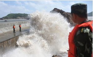 受颱風“蘇拉”影響，邊防官兵正在危險區域執勤。