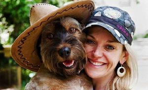 環球之旅結束後，奧斯卡和主人喬安妮一起合影。