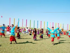 巴彥浩特“伊克奈爾”會場上，460人同時跳起薩吾爾登舞。