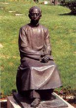 青島市文化名人雕塑園內王統照塑像