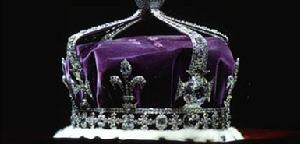 （圖）鑽石鑲嵌在英國女王母后王冠上