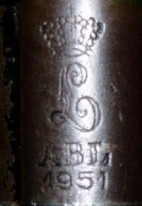 （圖）機匣頂部的標記及銘文，顯示這是1951年生產的比利時型步槍