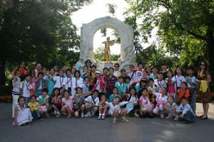 小施特勞斯雕像前合影