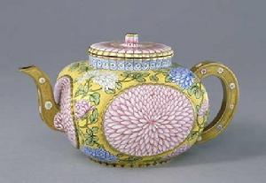 清乾隆銅胎畫琺瑯菊花紋執壺