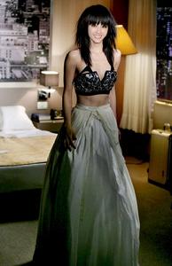 MV中Jolin難得穿上白紗長裙