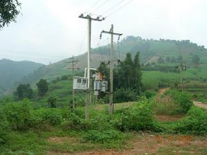 窪底河自然村一組村通電