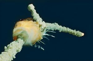 哥倫比亞號太空梭在空中爆炸
