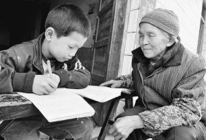 留守的老人和兒童。