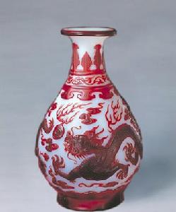 白套紅玻璃雲龍紋瓶 白套紅玻璃雲龍紋瓶