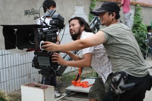 導演丁亞執導，酒井正男協同作業。