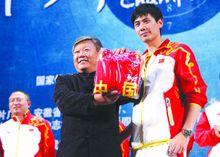 蔡宜達（右）贈送中國奧運軍團服