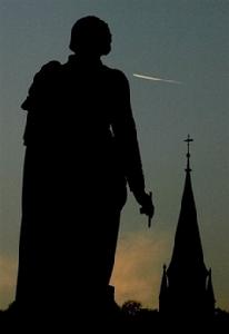 卡拉楊的半胸像仍立在薩爾茨堡音樂節大廳前