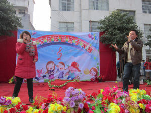 洗溪學校舉辦校園歌手大賽-深情演唱