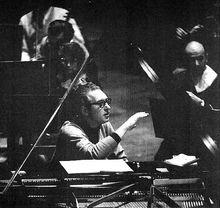 安達在演奏鋼琴（兼任指揮）