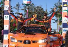 中國拉力賽收車台上慶祝勝利的門光遠