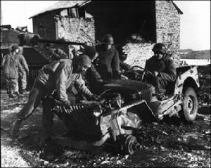 （圖）幾個美軍士兵在觀看被迫擊炮彈炸毀的吉普車 