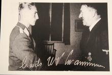 希特勒授予哈特曼一枚劍柏騎士鐵十字勳章