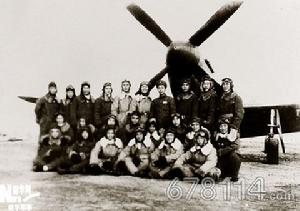 1949年8月15日，軍委航空局在北平南苑機場成立了第一個飛行中隊，圖為部分人員合影