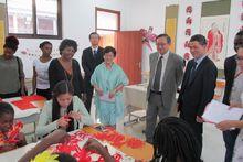 李清俊院長向駐贊使館介紹孔院日