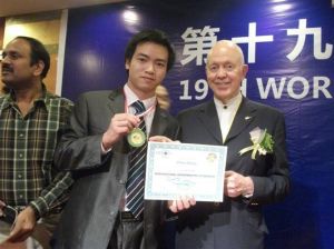 世界腦力錦標賽創始人托尼·巴贊給周強頒發世界記憶大師證書和獎牌