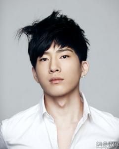 井柏然曝光最新英倫風寫真