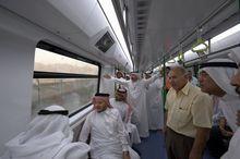 麥加輕軌上穆斯林在觀看車外米納帳篷區