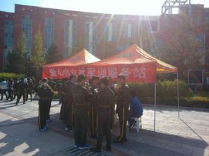 圖書館前新生軍訓服務站